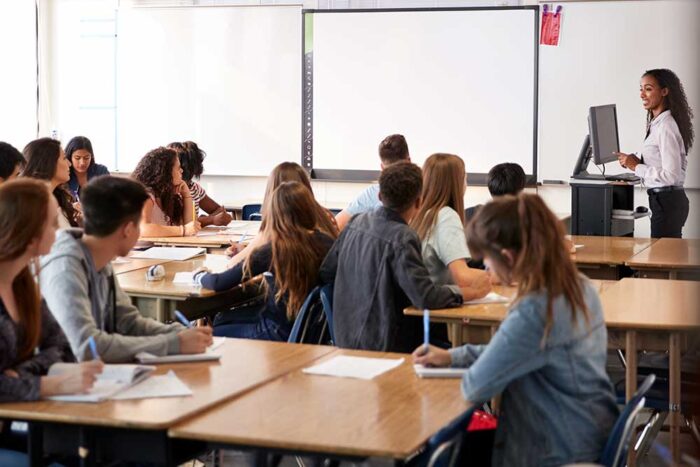 RISPONDERE AI BISOGNI DEI NATIVI DIGITALI CON LA LIM